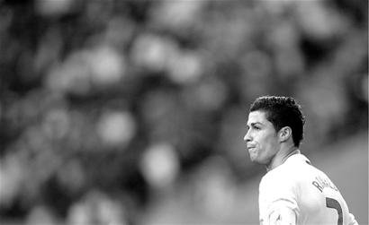 莫斯克拉手球送点，曼联获关键判罚