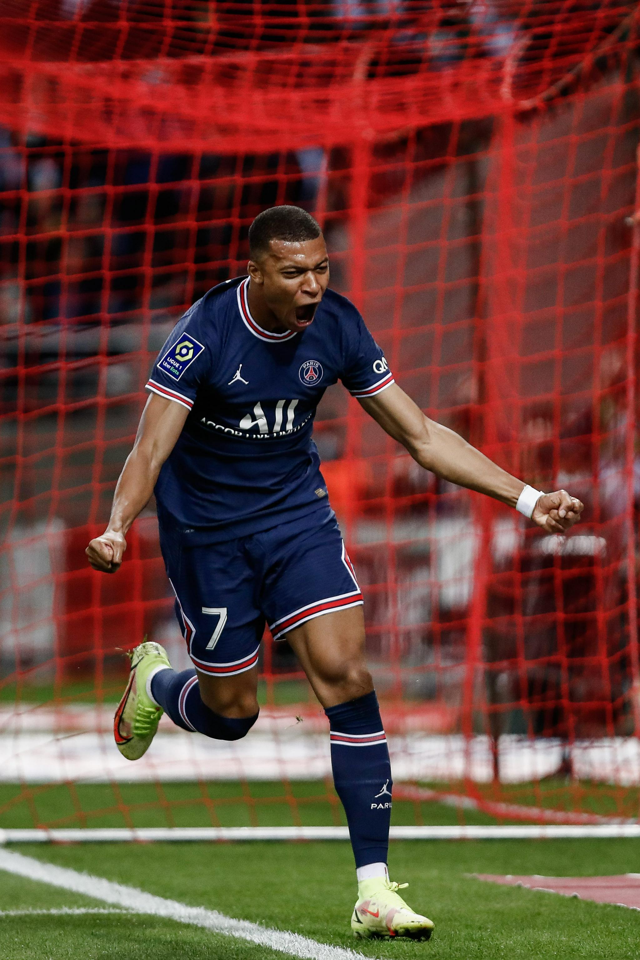 湖人詹姆斯关键封盖锁定胜局（詹姆斯致胜封盖助湖人取胜）