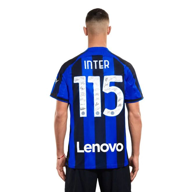 拜仁26／27赛季主场球衣谍照：红色基调搭配领口袖口金色线条（疑似拜仁26／27赛季主场球衣曝光：红色主调，领口袖口点缀金线）