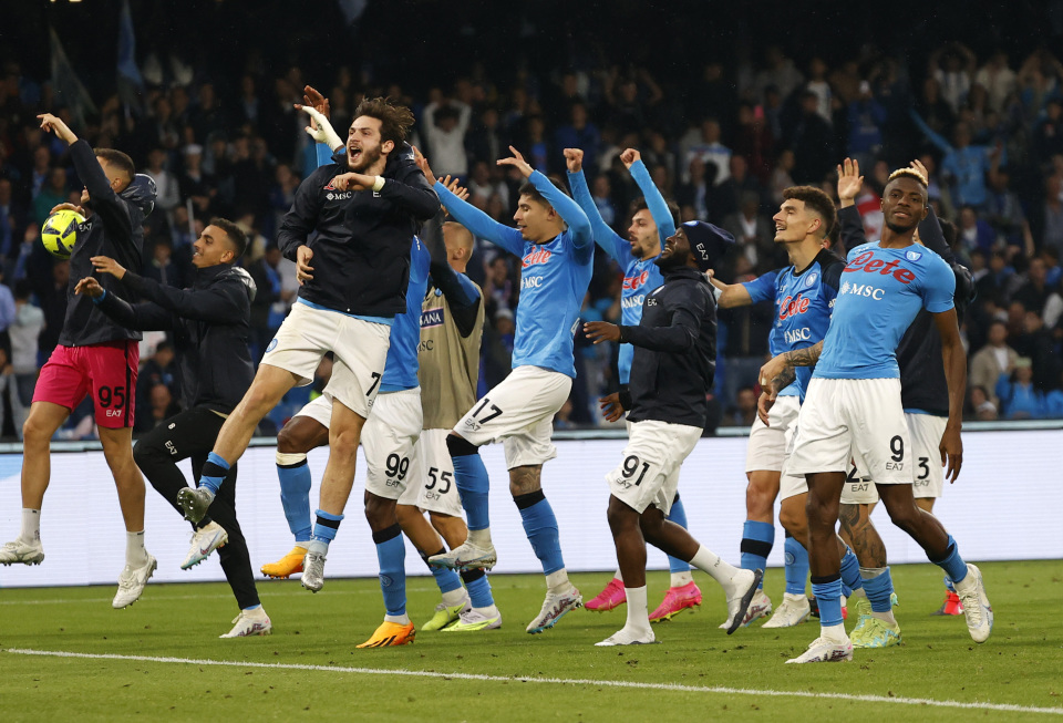 利物浦球迷热议换帅传闻，格拉斯纳因成绩亮眼成为焦点，而斯洛特面临困境。（利物浦换帅传闻惹议：格拉斯纳凭佳绩成焦点，斯洛特陷入困局）