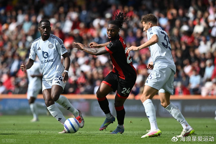 巴媒：西班牙人询问了罗比尼奥儿子小罗比尼奥，球员年底满18（巴媒称西班牙人已打听罗比尼奥之子小罗比尼奥，球员将于年底年满18岁）