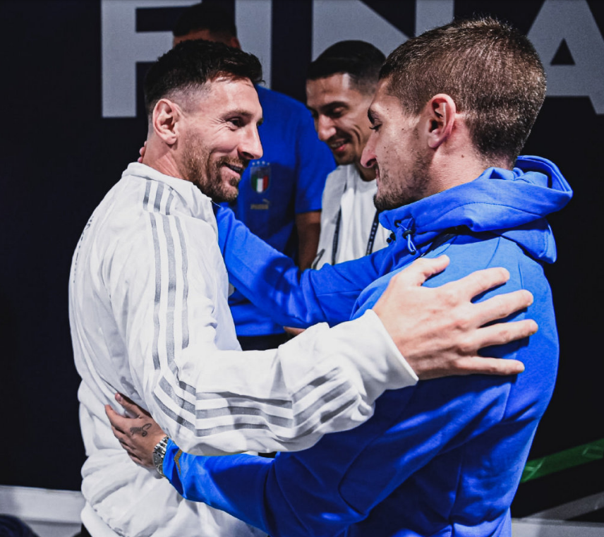 回顾曼联vs樱桃争议判罚：塞梅尼奥“锁喉”仅染黄，疑似多次手球（曼联对樱桃判罚惹争议：塞梅尼奥“锁喉”仅黄牌，多次疑似手球成焦点）