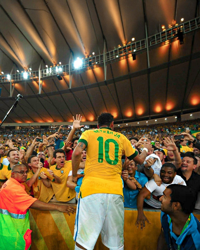 足球国足归化球员表现稳健，获媒体点赞（国足归化球员稳健发挥，获媒体好评）