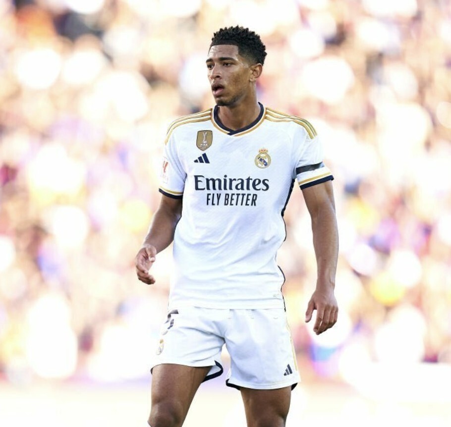 表达崇高敬意，重庆铜梁龙向李章洙赠送冲超纪念球衣（重庆铜梁龙向李章洙赠予冲超纪念球衣，致以崇高敬意）