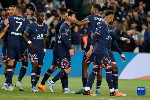 欧冠赛前穆里尼奥与两名昔日弟子重逢，并亲吻了斯内德的光头（欧冠赛前，穆里尼奥与两位旧将相聚，并亲吻斯内德的光头）