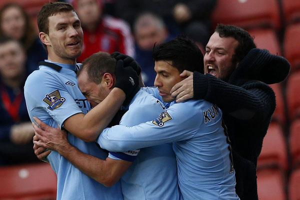 桑托斯3-0克鲁塞罗成功保级，塔西亚诺双响，若昂-施密特破门（桑托斯3比0完胜克鲁塞罗完成保级，塔西亚诺梅开二度，若昂-施密特建功）