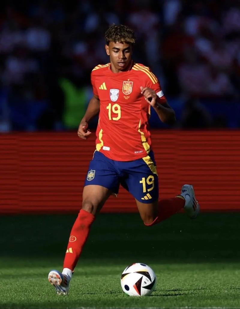 巴萨今夏卖卡萨多免签托马斯引热议（巴萨今夏或售卡萨多并免签托马斯引发争议）