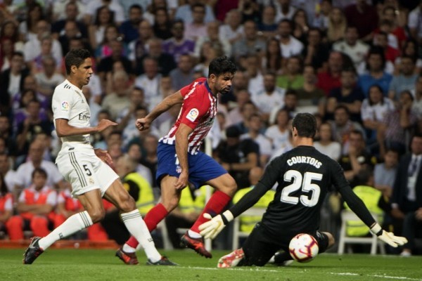 记者：因现场出现雷暴，沙特vs阿联酋比赛再次推迟，预计将取消（记者：现场雷暴致沙特对阿联酋之战再度延期，或将取消）