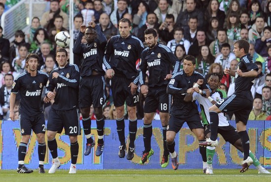 前埃及国脚怒斥卡拉格：难怪C罗懒得理你，难怪穆帅说你一般（前埃及国脚怒怼卡拉格：难怪C罗无视你，穆帅也称你平庸）