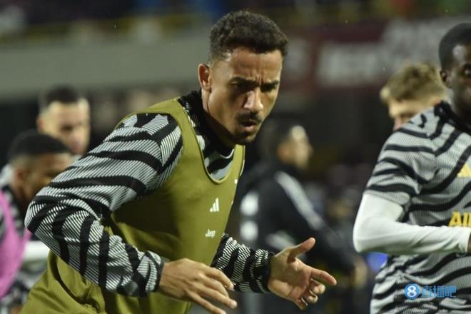 亚精英赛半场：路易斯失单刀+补射中柱，申花暂0-0广岛