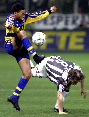 残特奥会游泳比赛 徐兴尚成“六冠王”（残特奥会游泳赛场 徐兴尚豪取六冠）